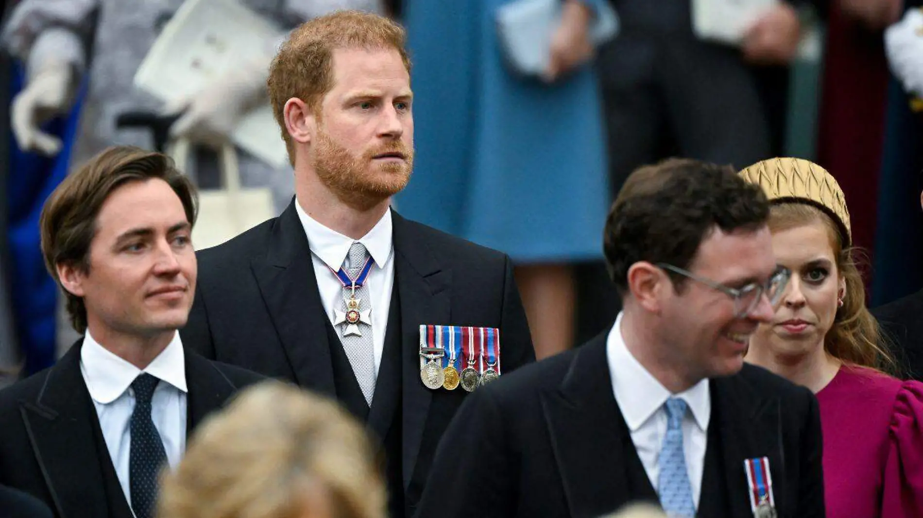 Relegado a segundo plano ¿dónde se sentó el príncipe Harry durante la coronación de Carlos III